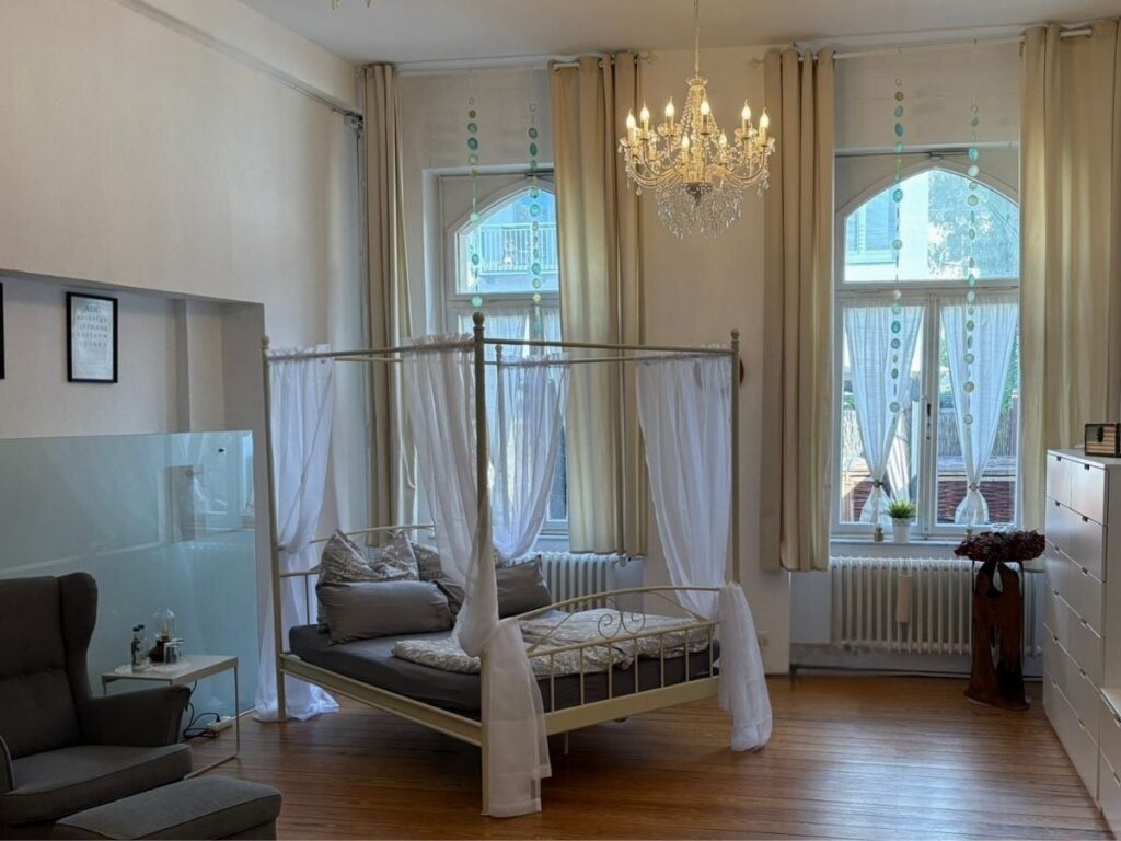 Schlafzimmer mit Himmelbett