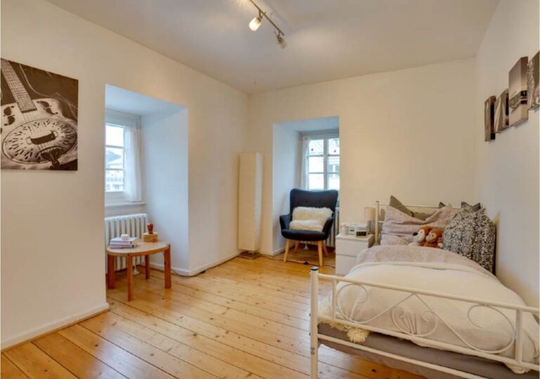 Schlafzimmer 1 A 2. OG